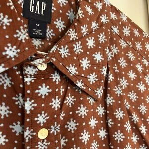 GAP Classic Fit XL Brown with blue snowflakes